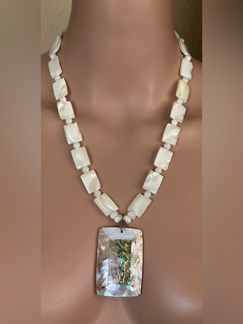 24-1/2 inch Mother of Pearl necklace NWOT - Picture 2 of 12